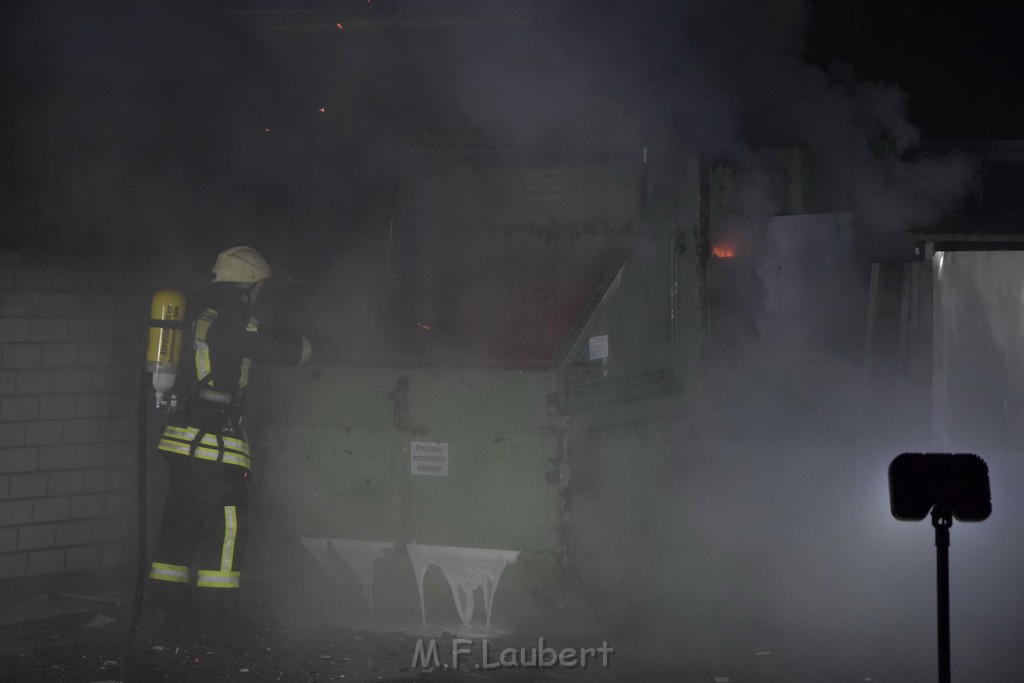 Feuer Papp Presscontainer Koeln Hoehenberg Bochumerstr P085.JPG - Miklos Laubert